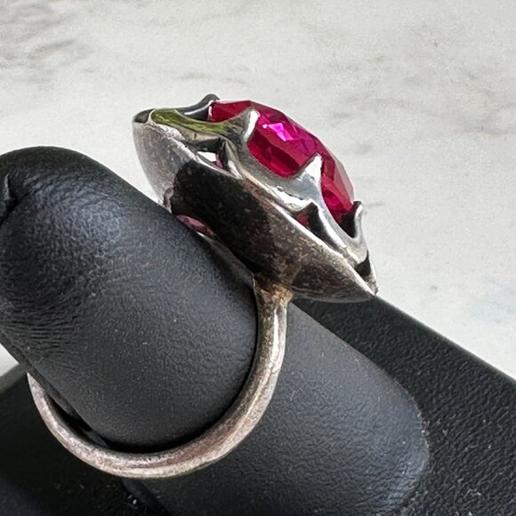 Vintage Sterling Silver Flower Design Ring With Faceted Round Simulated Ruby - Picture 4 of 11